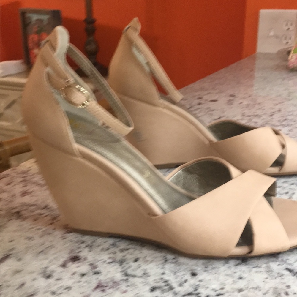 Born in California Ladies 7.5 Shoes